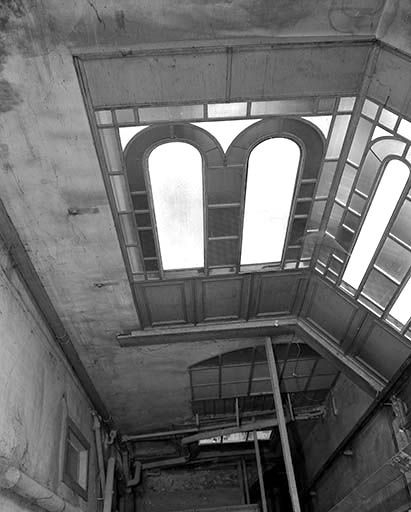 Intérieur de la cage de l'ascenseur vu en plongée depuis le 4ème étage. © Jérôme Mongreville / Région Bourgogne-Franche-Comté, Inventaire du patrimoine - 1997