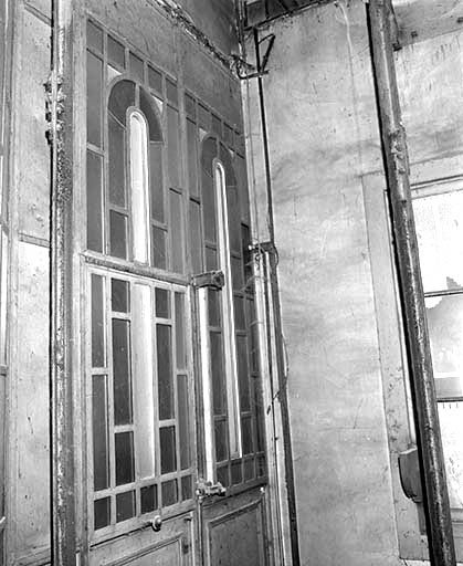 Intérieur de la cage de l'ascenseur, porte ouvrant sur le couloir du 4ème étage. © Jérôme Mongreville / Région Bourgogne-Franche-Comté, Inventaire du patrimoine - 1997