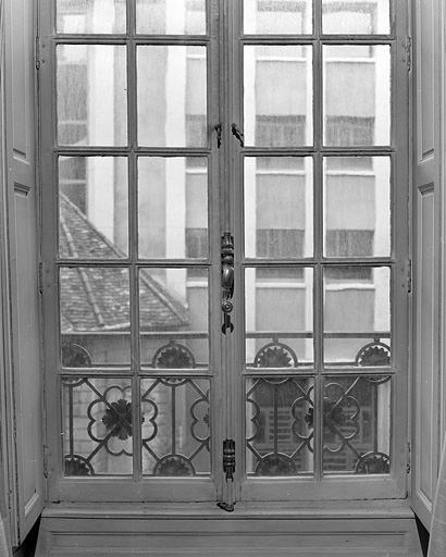 Détail d'une fenêtre à petits bois de l'antichambre. © Jérôme Mongreville / Région Bourgogne-Franche-Comté, Inventaire du patrimoine - 1997
