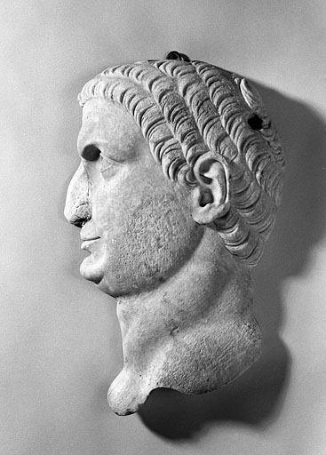 Décor de 6 bas-reliefs, galerie du premier étage : tête de l'empereur Titus. © Jérôme Mongreville / Région Bourgogne-Franche-Comté, Inventaire du patrimoine - 1997 Décor de 6 bas-reliefs, galerie du premier étage : tête de l'empereur Titus. © Jérôme Mongreville / Région Bourgogne-Franche-Comté, Inventaire du patrimoine - 1997