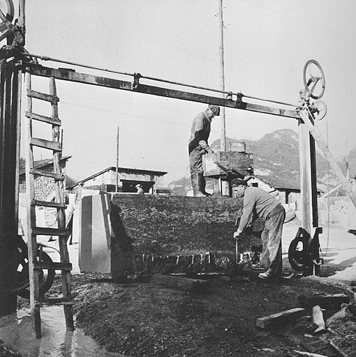 Suppression des aspérités sur la face d'un bloc taillé au fil hélicoïdal. © Yves  Sancey (reproduction) / Région Bourgogne-Franche-Comté, Inventaire du patrimoine - 1997
