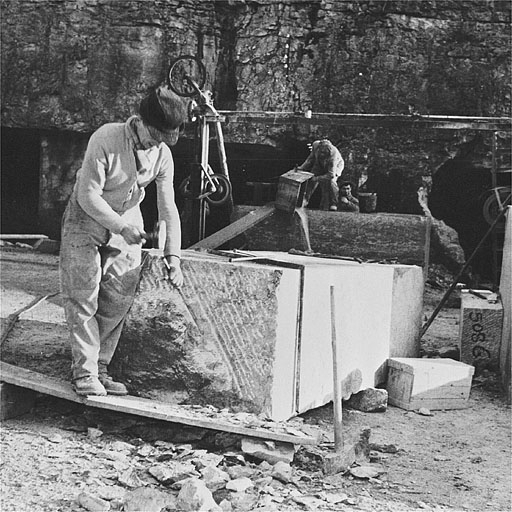 Brochage de la face d'un bloc taillé au fil hélicoïdal. © Yves  Sancey (reproduction) / Région Bourgogne-Franche-Comté, Inventaire du patrimoine - 1997