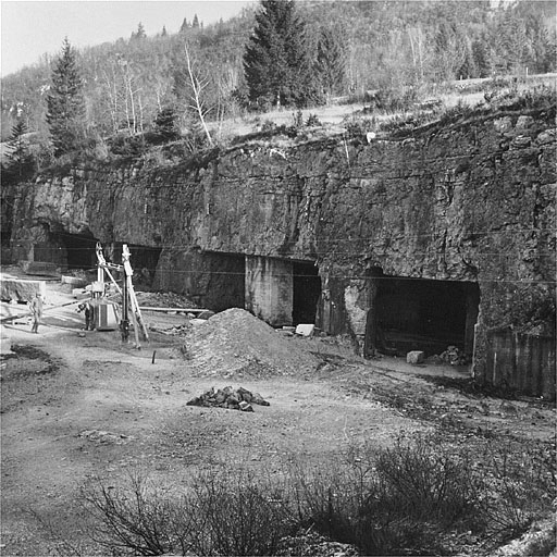 Chantier et entrées de la carrière souterraine. © Yves  Sancey (reproduction) / Région Bourgogne-Franche-Comté, Inventaire du patrimoine - 1997