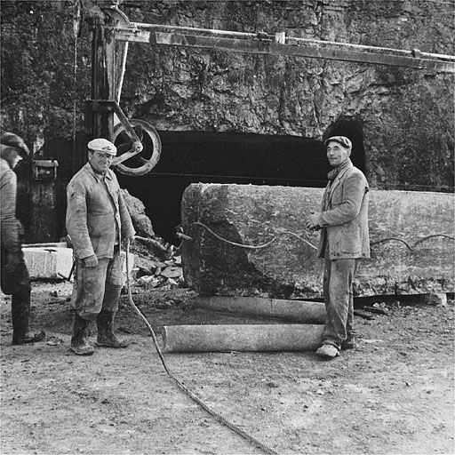Tirage d'un bloc sur le chantier : mise en place du cable. © Yves  Sancey (reproduction) / Région Bourgogne-Franche-Comté, Inventaire du patrimoine - 1997