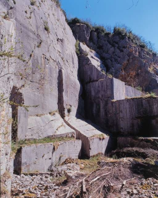 Carrière, partie nord : front de taille depuis l'intérieur de la fosse. © Yves Sancey / Région Bourgogne-Franche-Comté, Inventaire du patrimoine - 1997