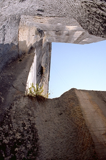 Carrière, partie nord : tranchée et puits pour le passage du fil hélicoïdal, vus du dessous. © Yves Sancey / Région Bourgogne-Franche-Comté, Inventaire du patrimoine - 1997