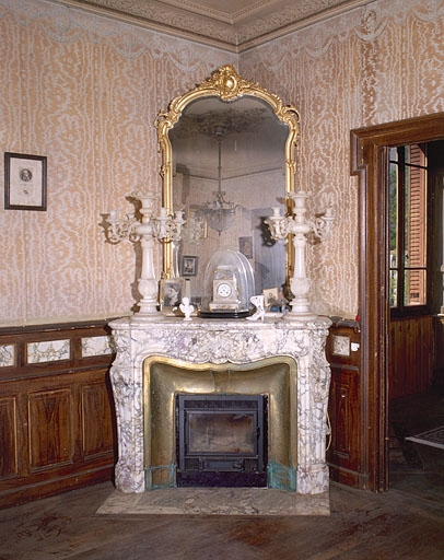Cheminée du salon. Modèle n° 110, en paonazzo bréché. © Yves Sancey / Région Bourgogne-Franche-Comté, Inventaire du patrimoine - 1997