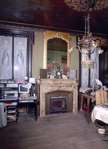 Cheminée de la salle à manger. Modèle n° 37 (n° 241 Millerant), en escalettes. © Yves Sancey / Région Bourgogne-Franche-Comté, Inventaire du patrimoine - 1997