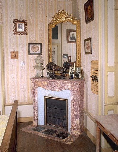 Cheminée de la chambre à coucher ouest. Modèle n° 54, en brocatelle violette. © Yves Sancey / Région Bourgogne-Franche-Comté, Inventaire du patrimoine - 1997