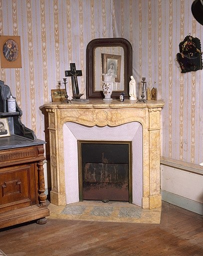 Cheminée de la chambre à coucher est. Modèle n° 47, en jaune Lamartine. © Yves Sancey / Région Bourgogne-Franche-Comté, Inventaire du patrimoine - 1997