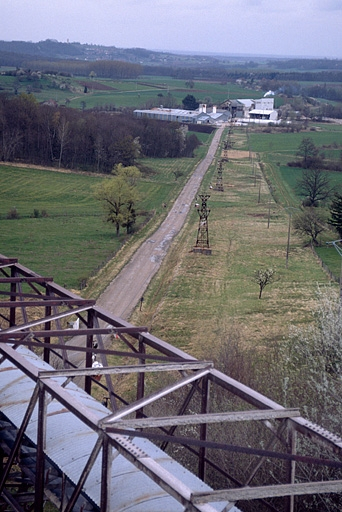 Le transporteur par câbles et la plâtrière depuis la carrière. © Yves Sancey / Région Bourgogne-Franche-Comté, Inventaire du patrimoine - 1997