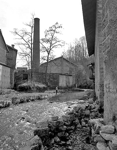 Cheminée et atelier de mécanique générale depuis le nord. © Yves Sancey / Région Bourgogne-Franche-Comté, Inventaire du patrimoine - 1997 Cheminée et atelier de mécanique générale depuis le nord. © Yves Sancey / Région Bourgogne-Franche-Comté, Inventaire du patrimoine - 1997