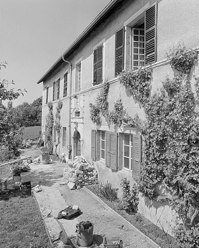Façade antérieure de trois quarts. © Jérôme Mongreville / Région Bourgogne-Franche-Comté, Inventaire du patrimoine - 1997