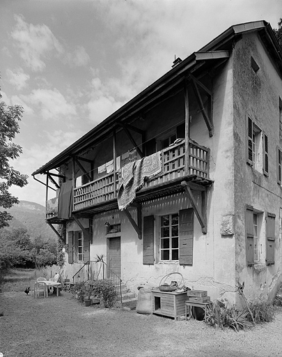 Façade gauche et balcon en galerie. © Jérôme Mongreville / Région Bourgogne-Franche-Comté, Inventaire du patrimoine - 1997