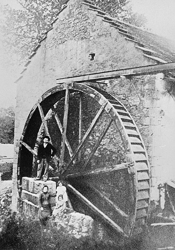 Le moulin de Vaux avec sa roue en bois. © Jérôme  Mongreville (reproduction) / Région Bourgogne-Franche-Comté, Inventaire du patrimoine - 1997