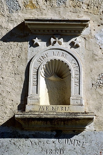 Façade du logement. Niche surmontant le linteau de la porte d'entrée. © Yves Sancey / Région Bourgogne-Franche-Comté, Inventaire du patrimoine - 1997
