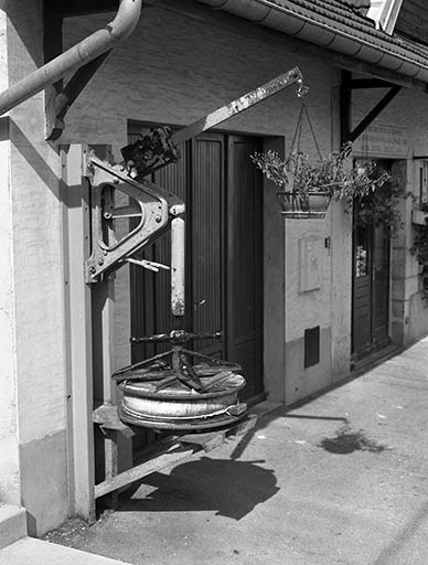 Ancienne presse murale exposée contre la façade antérieure. © Yves Sancey / Région Bourgogne-Franche-Comté, Inventaire du patrimoine - 1997