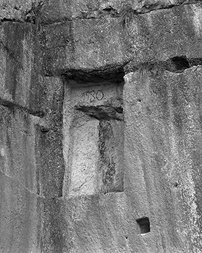 Carrière, partie sud : niche et date portée 1930. © Jérôme Mongreville / Région Bourgogne-Franche-Comté, Inventaire du patrimoine - 1997
