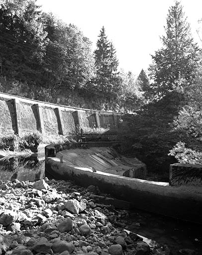 Bassin de retenue (à sec) et barrage. © Yves Sancey / Région Bourgogne-Franche-Comté, Inventaire du patrimoine - 1997