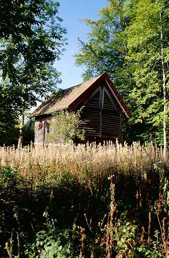 Vue de trois quarts du hangar séchoir. © Yves Sancey / Région Bourgogne-Franche-Comté, Inventaire du patrimoine - 1997