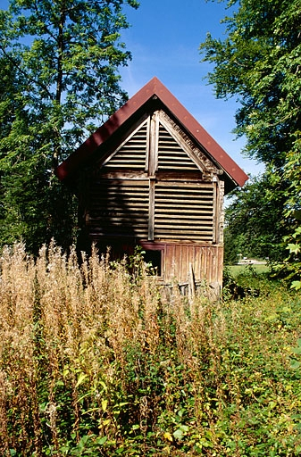 Façade sud du hangar séchoir. © Yves Sancey / Région Bourgogne-Franche-Comté, Inventaire du patrimoine - 1997