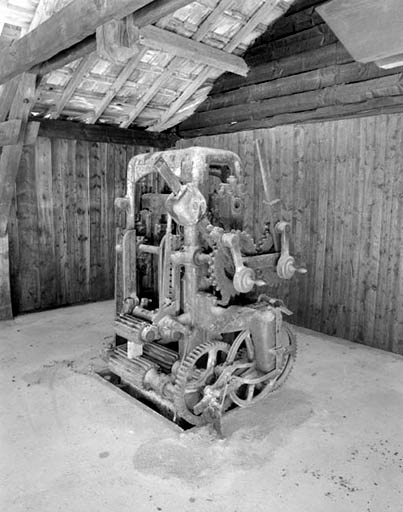 Scie à lames multiples vue de trois quarts. © Yves Sancey / Région Bourgogne-Franche-Comté, Inventaire du patrimoine - 1997