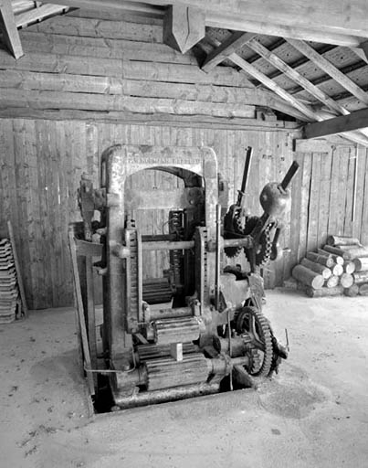 Scie à lames multiples vue de face (les lames ont disparu). © Yves Sancey / Région Bourgogne-Franche-Comté, Inventaire du patrimoine - 1997