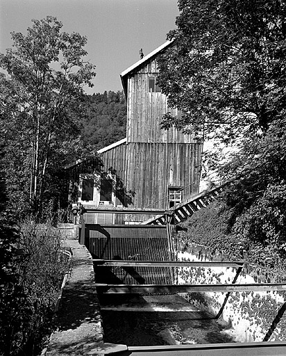 Canal d'amenée et façade est de l'atelier de fabrication. © Yves Sancey / Région Bourgogne-Franche-Comté, Inventaire du patrimoine - 1997