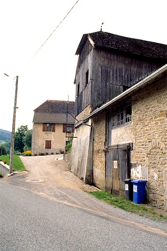 Elévation ouest de l'atelier de fabrication. La partie talutée correspond au soubassement du haut fourneau. © Yves Sancey / Région Bourgogne-Franche-Comté, Inventaire du patrimoine - 1997