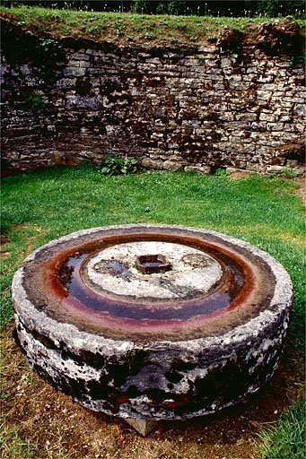 Meule dormante déposée. © Yves Sancey / Région Bourgogne-Franche-Comté, Inventaire du patrimoine - 1997