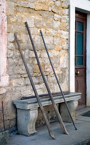 Pinces à talon et barre à mine devant un banc en Granit gris Champagne. © Yves Sancey / Région Bourgogne-Franche-Comté, Inventaire du patrimoine - 1997