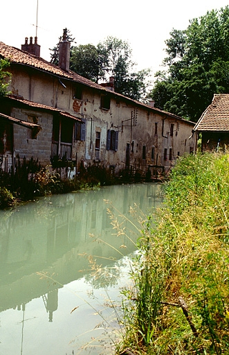 Canal vu d'amont et façade postérieure du logement, de l'atelier de réparation et du bureau. © Yves Sancey / Région Bourgogne-Franche-Comté, Inventaire du patrimoine - 1997