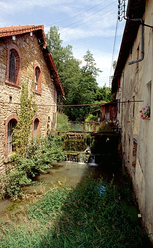 Canal vu d'aval, façade postérieure de l'atelier de réparation et façade latérale de l'atelier de fabrication. © Yves Sancey / Région Bourgogne-Franche-Comté, Inventaire du patrimoine - 1997