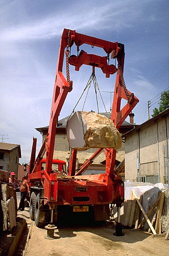Déchargement d'un bloc de marbre de Balanod. © Yves Sancey / Région Bourgogne-Franche-Comté, Inventaire du patrimoine - 1997