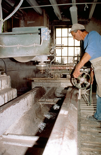 Moulurage d'une plaque de marbre. © Yves Sancey / Région Bourgogne-Franche-Comté, Inventaire du patrimoine - 1997