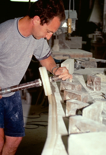 Polissage d'un limon d'escalier. © Yves Sancey / Région Bourgogne-Franche-Comté, Inventaire du patrimoine - 1997
