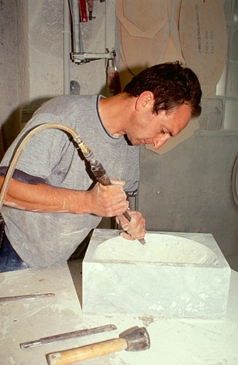 Creusage d'un lavabo. © Yves Sancey / Région Bourgogne-Franche-Comté, Inventaire du patrimoine - 1997