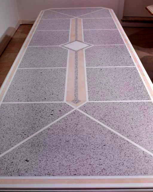 Production : table avec décor d'incrustations. © Yves Sancey / Région Bourgogne-Franche-Comté, Inventaire du patrimoine - 1997