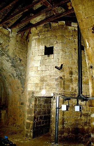 Escalier à vis débouchant au fond du puits à Muire. © Yves Sancey / Région Bourgogne-Franche-Comté, Inventaire du patrimoine - 1997 Escalier à vis débouchant au fond du puits à Muire. © Yves Sancey / Région Bourgogne-Franche-Comté, Inventaire du patrimoine - 1997