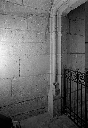 Détail du piédroit gauche de l'ancien portail de la première travée sud (actuellement chapelle des fonts baptismaux). © Jérôme Mongreville / Région Bourgogne-Franche-Comté, Inventaire du patrimoine - 1997