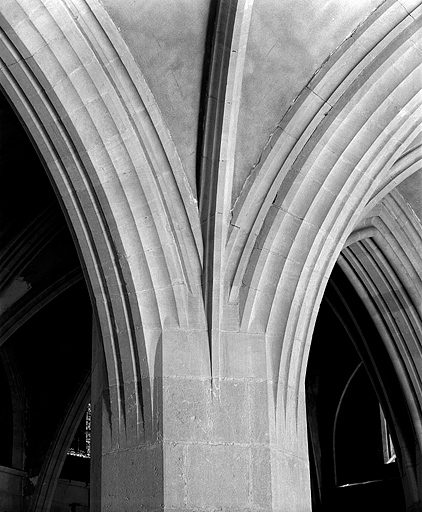 Retombée des nervures de la voûte de la septième travée du collatéral sud sur la pile VIIS. © Jérôme Mongreville / Région Bourgogne-Franche-Comté, Inventaire du patrimoine - 1997