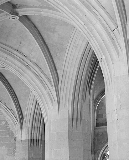 Retombées des nervures des voûtes des septième et huitième travées du collatéral nord. © Jérôme Mongreville / Région Bourgogne-Franche-Comté, Inventaire du patrimoine - 1997