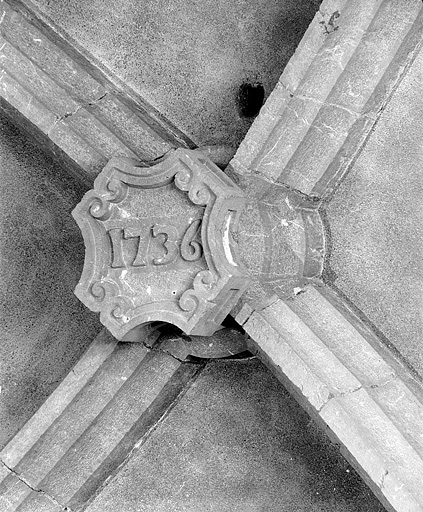 Clef de voûte de la troisième travée du collatéral sud. © Jérôme Mongreville / Région Bourgogne-Franche-Comté, Inventaire du patrimoine - 1997