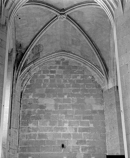 Voûte de la huitième travée du collatéral nord et mur de fermeture de l'ancienne chapelle de Neuville. © Jérôme Mongreville / Région Bourgogne-Franche-Comté, Inventaire du patrimoine - 1997