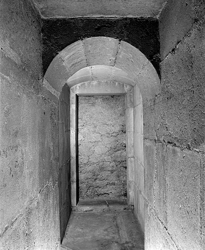 Porte murée à l'extrémité occidentale de la coursière du collatéral sud. © Jérôme Mongreville / Région Bourgogne-Franche-Comté, Inventaire du patrimoine - 1997