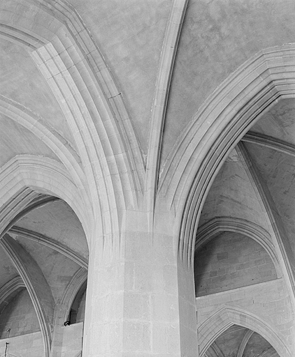 Retombée des nervures de la voûte de la huitième travée du collatéral sud sur la pile VIIS. © Jérôme Mongreville / Région Bourgogne-Franche-Comté, Inventaire du patrimoine - 1997