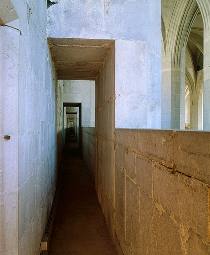 Passage établi au droit de la pile 1N dans la coursière du collatéral nord. © Jérôme Mongreville / Région Bourgogne-Franche-Comté, Inventaire du patrimoine - 1997