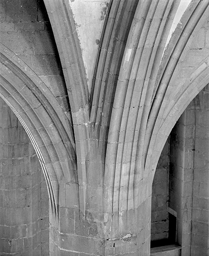 Retombée du doubleau du vaisseau central sur la pile IVN. © Jérôme Mongreville / Région Bourgogne-Franche-Comté, Inventaire du patrimoine - 1997