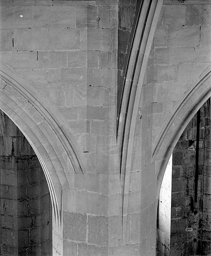 Retombée de l'ogive-diaphragme du vaisseau central sur la pile VIIN. © Jérôme Mongreville / Région Bourgogne-Franche-Comté, Inventaire du patrimoine - 1997