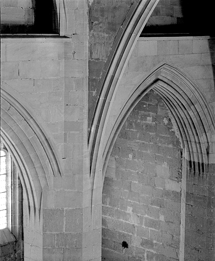 Retombée de l'ogive-diaphragme du vaisseau central sur la pile VIIN. © Jérôme Mongreville / Région Bourgogne-Franche-Comté, Inventaire du patrimoine - 1997